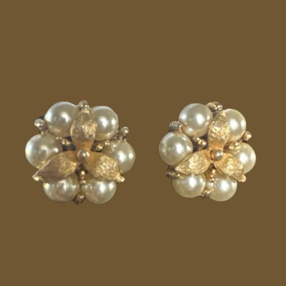 Vintage 1960s Faux Pearl Cluster Clip-On Earrings - Elegant Statement Jewelry - Picture 2 of 7